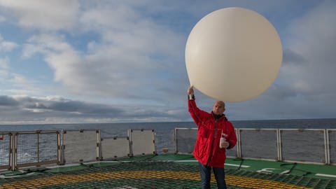 Wissenschaftler läßt einen Wetterballon steigen auf dem Helikopterdeck der Polarstern 