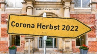 Ein symbolisches gelbes Hinweisschild mit der Aufschrift " Corona Herbst 2022" vor dem Robert-Koch-Institut (RKI) in Berlin-Wedding. Als Bundesoberbehörde spielt das RKI eine wichtige Rolle bei der fortdauernden Erfassung der aktuellen Lage der Ausbreitung von COVID-19.