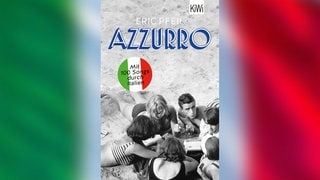 SWR1 Buchtipp: "Azzurro" von Eric Pfeil (Das Cover des Buchs zeigt ein Schwarzweißbild einer Gruppe junger Menschen, die am Strand um ein Kofferradio herum liegen. Als Bildhintergrund erscheint das unscharfe Bild der grün-weiß-roten italienischen Flagge