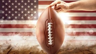 Superbowl bei SWR1!  Der Super Bowl ist das Finale der US-amerikanischen American Football Profiliga National Football League NFL. Das Symbolbild zeigt einen Football vor der amerikanischen Flagge