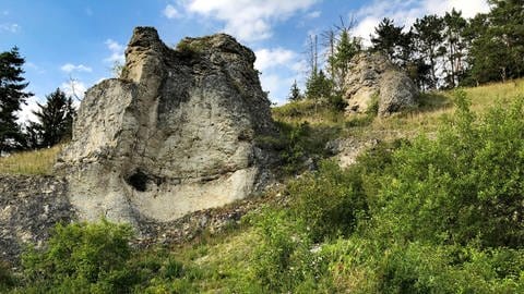 Die schroffen Felsen im Dossinger Tal lohnen sich für einen Ausflug in Baden-Württemberg, auch für Familien mit Kinderwagen, Rollstuhlfahrer oder mit dem Rad.