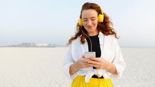 Podcasts & Serien: Tipps für den Urlaub an Pfingsten und für die Reise im Sommer 2023