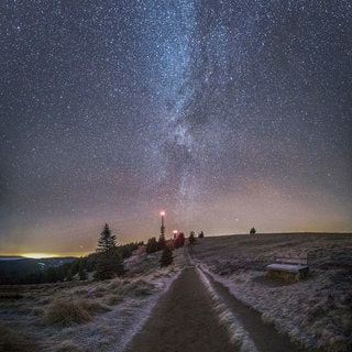 Wundervolles Winterwissen - der SWR1 Adventskalender: Was glitzert da so schön am Winter-Himmel? Das Bild zeigt den Sternenhimmel über dem winterlich verschneiten Feldberg