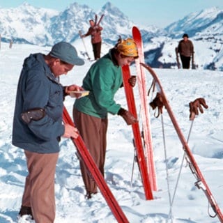 Wundervolles Winterwissen - der SWR1 Adventskalender: weitere winterlich-wundervolle baden-württembergische Erfindungen. Das Bild zeigt ein Paar, das in den 50er Jahren bei einer Skitour seine Ski wachst.