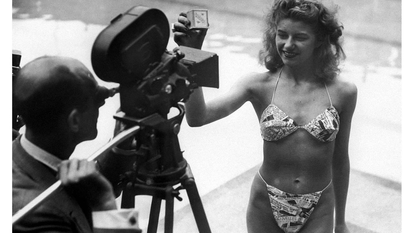 Die Geburtsstunde des modernen Bikini: Micheline Bernardini, eine Nackttänzerin des Pariser Casinos, präsentiert am 5. Juli 1946 in einem Schwimmbad in Paris den ersten Bikini - alle Fashion-Models dieser Zeit hatten es abgelehnt, den Bikini öffentlich zu tragen.