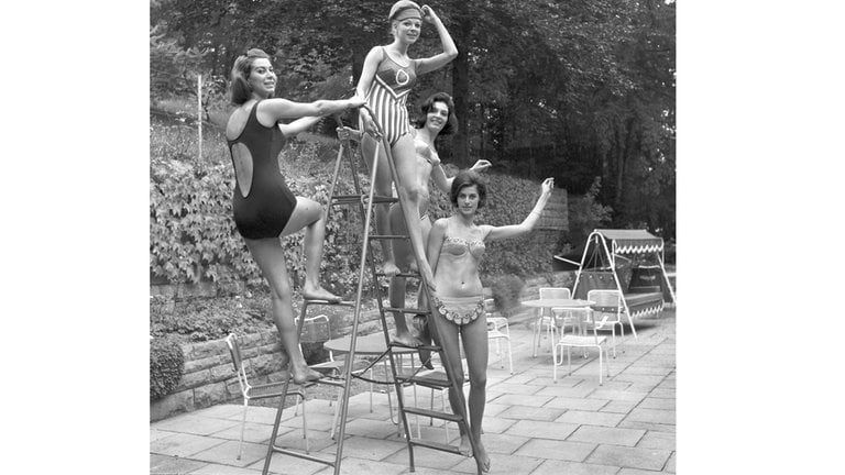 Bademode für die Saison 1964: ein Badeanzug mit ovalem Rückendekolleté, ein Badeanzug mit Streifen und zwei Bikinis. 