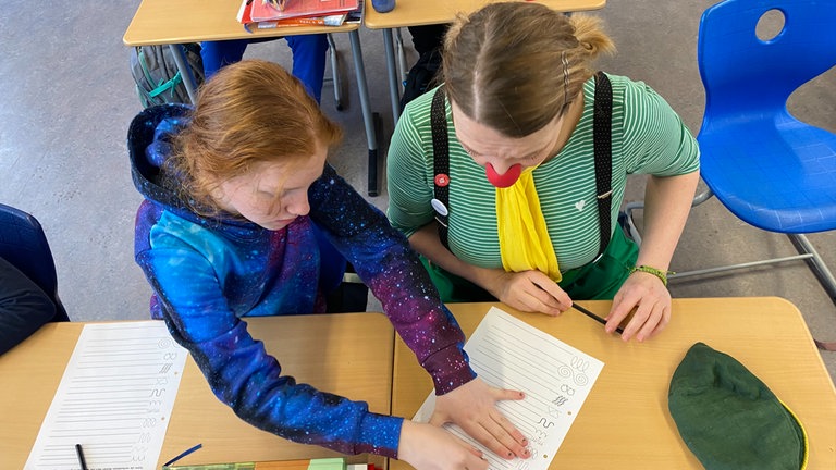 Ines Rosner ist als Schulclown unterwegs an einer Schule in Weil im Schönbuch und gibt Kindern Halt und Stärke.