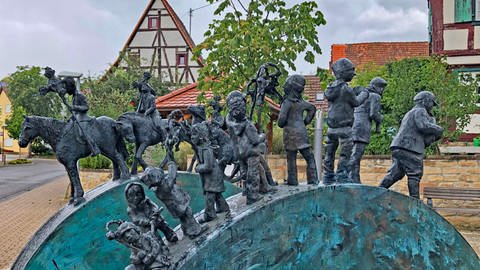 Das Denkmal der Lichtmessreiter in Oberderdingen ist eines der Highlights auf dem Kraichradweg. Ein gutes Ziel für einen Ausflug auf dem Rad mit der ganzen Familie.