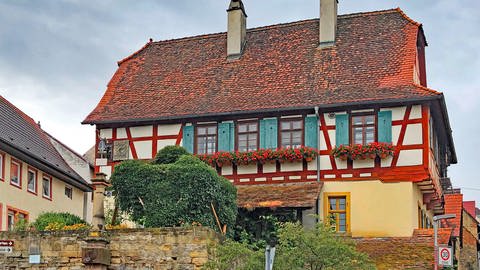 Ein Fachwerkhaus am Kraichradweg. Davon gibt es viele auf dem Radweg von Sternenfels (Enzkreis) bis Ketsch (Rhein-Neckar-Kreis). Über weite Strecken folgt die Route dem Lauf des Kraichbachs, der in Sternenfels entspringt und in Ketsch in einen Altrheinarm mündet.