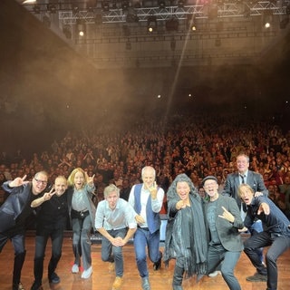 Das Ensemble von SWR1 Pop und Poesie bei einem Konzert auf der Bühne.