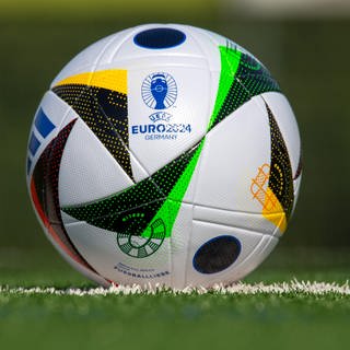 Euro 2024 - Fußball mit dem Logo der UEFA Fußball Europameisterschaft in Deutschland