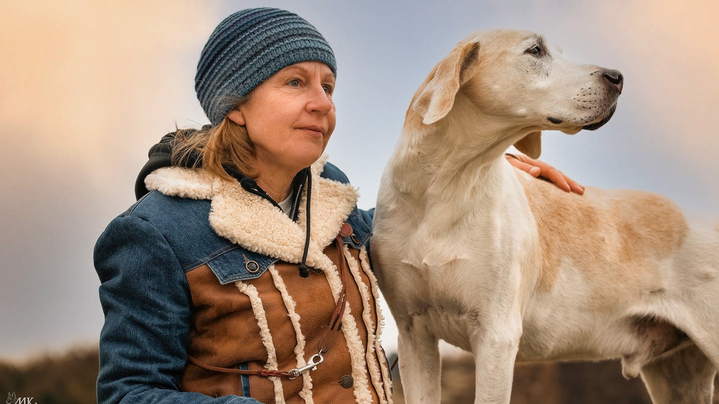 Hundertrainerin und Dozentin Katja Schumacher hält einen Hund im Arm. Sie kennt sich mit Angsthunden aus und verrät in ihrem Buch, wie man mit ihnen am besten umgehen kann.