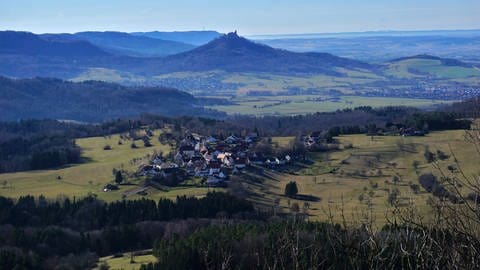 Ausblick vom Berg Dreifürstenstein auf die Burg Hohenzollern. Wir haben Wanderungen rund um den Bodensee oder die Schwäbische Alb gesammelt.
