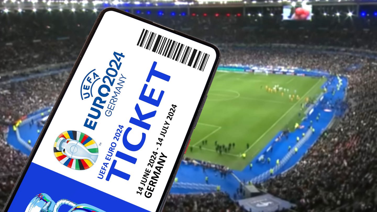 Mitmachen und Tickets für die UEFA EURO 2024 gewinnen (Foto: Montage eines UEFA Euro 2024-Tickets auf dem Handy vor einem Fußballfeld mit Tribüne im Hintergrund)