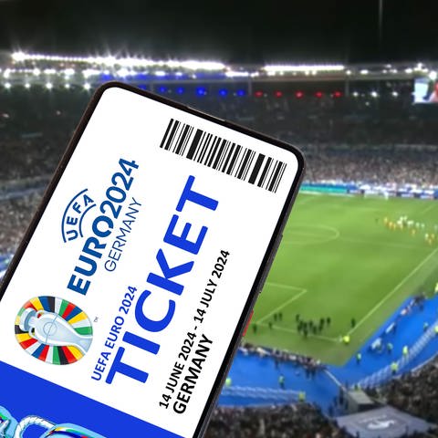 Mitmachen und Tickets für die UEFA EURO 2024 gewinnen (Foto: Montage eines UEFA Euro 2024-Tickets auf dem Handy vor einem Fußballfeld mit Tribüne im Hintergrund)