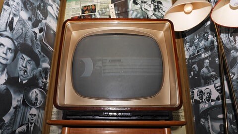 Schwarz-weiß Fernsehgerät aus den 50er Jahren