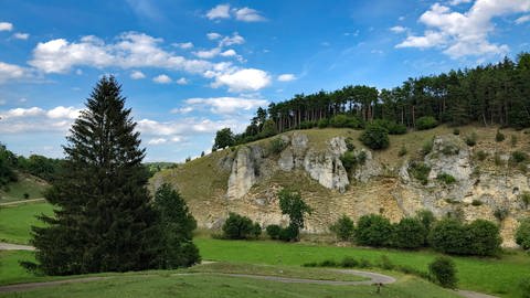 Das Dossinger Tal ist ein schönes Ausflugsziel in Baden-Württemberg und auch für Radfahrer, Rollstuhlfahrer oder Familien mit Kinderwagen geeignet. Der Weg führt an schroffen Felsen vorbei. Wir haben Wanderungen rund um den Bodensee oder die Schwäbische Alb gesammelt.