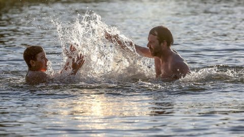 Vater und Sohn toben im Wasser. Wer in Baden-Württemberg bei Hitze im Sommer nach Abkühlung sucht, wird hier fündig: Baggerseen, Flüsse und Freibäder zum Baden und Schwimmen. SWR1 Baden-Württemberg hat für euch die schönsten Badeseen, Strandbäder, Fluss-Badestellen und Baggerseen zusammengestellt - von Karlsruhe, Rhein-Neckar-Kreis, Heidelberg, Mannheim und Heilbronn, Neckar-Odenwald, Hohenlohe bis in den Main-Tauber Kreis - vom Bodensee, Freiburg, Schwarzwald bis Reutlingen, Tübingen, Sigmaringen, Zollernalb, Alb-Donau, Ulm und Ostalb.