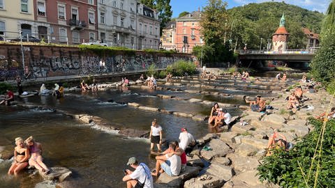 Baden in der Dreisam in Freiburg. Bei SWR1 Baden-Württemberg findet ihr Tipps für die schönsten Badestellen im Land - ganz egal, ob am Fluss, Baggersee, Strandbad, Naturweiher oder einem idyllischen Badeplatz.