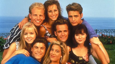 BEVERLY HILLS 90210- Crew: Jason Priestley, Ian Ziering, Jennie Garth, Tori Spelling, Luke Perry, Shannen Doherty, Brian Austin Green