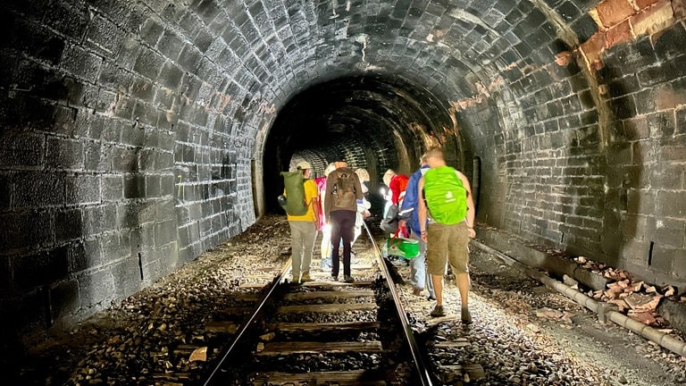 Der perfekte Tag mit der Sauschwänzlebahn: mit Taschenlampen geht es durch diesen 225 Meter langen Tunnel bei Grimmelshofen. 