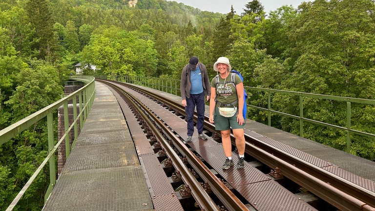 Der perfekte Tag mit der Sauschwänzlebahn: Udo und Jenny ist es schon ein bisschen mulmig, als sie über die gut 30 Meter hohe Wutachbrücke laufen.