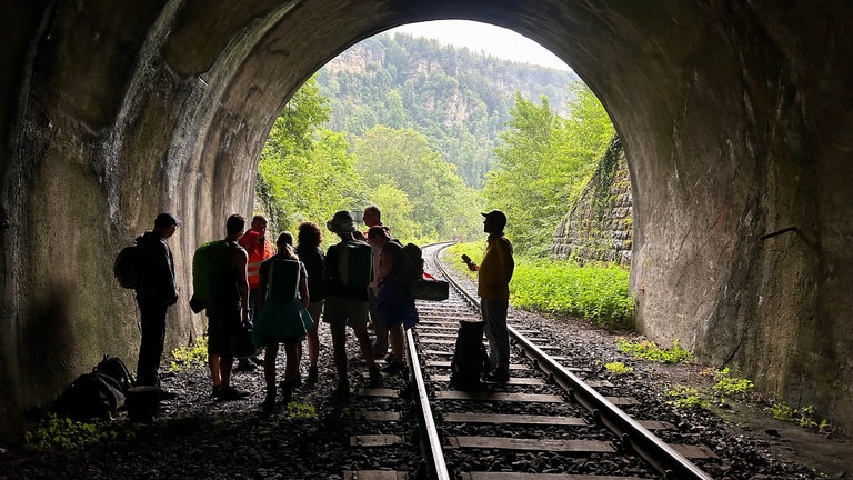 Der perfekte Tag mit der Sauschwänzlebahn: Christian Brinkmann führt unsere Gewinnergruppe durch einen Tunnel der Sauschwänzlebahn. 