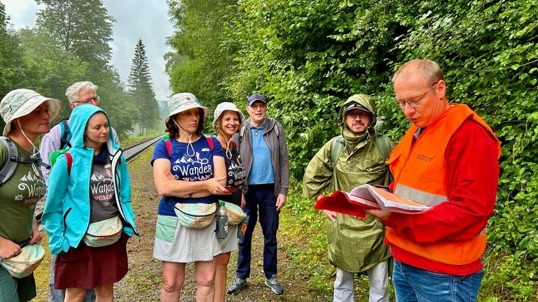 Der perfekte Tag mit der Sauschwänzlebahn: Mittlerweile hat zwar Regen eingesetzt, aber die Wandergruppe ist top ausgerüstet.