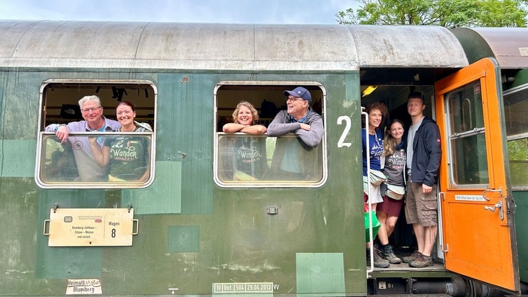 Der Perfekte Tag mit der Sauschwänzlebahn: Unsere Gewinner kurz vor der Abfahrt, sie stehen schon im Waggon.