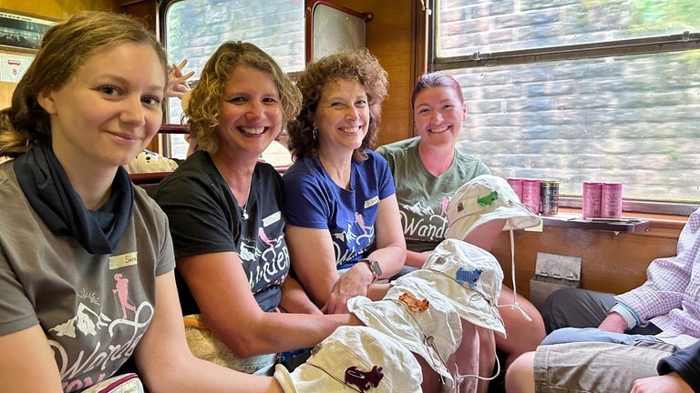 Der perfekte Tag mit der Sauschwänzlebahn:Sina, Daniela, Judith und Jenny sind die "Ur-Mädels" ihrer Wandergruppe. Sie haben den Spitznamen "Sauf-Ziegen" und zeigen ihre Hüte mit bunten Ziegen.