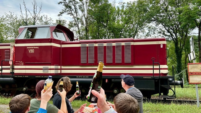 Der perfekte Tag auf der Sauschwänzlebahn: Ein Hoch auf die Sauschwänzlebahn - die Gewinner prosten der Diesellok zu