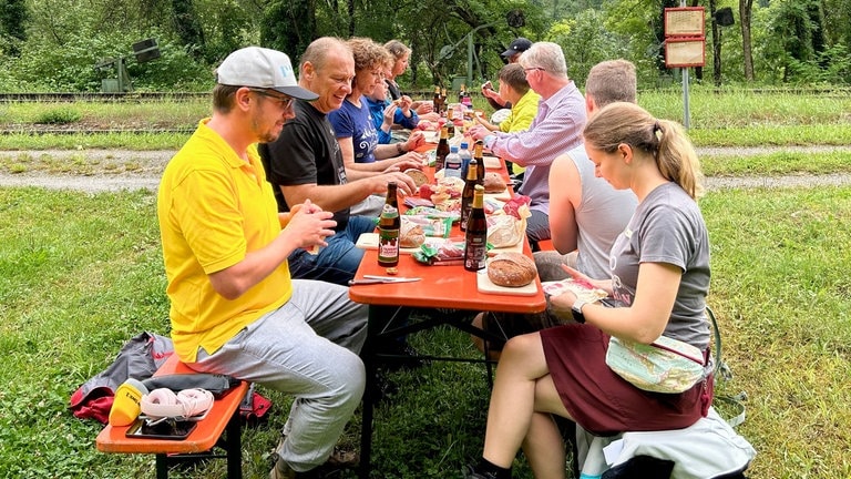 Der perfekte Tag auf der Sauschwänzlebahn: die Gewinnergruppe beim abschließenden Vesper.