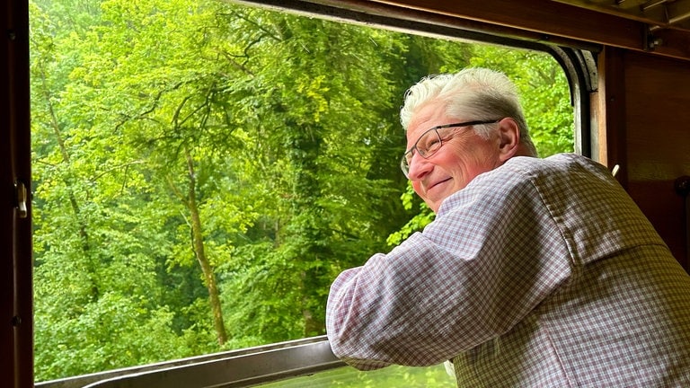 Der Perfekte Tag mit SWR1 bei der Sauschwänzlebahn: Toby schaut mit einem Lächeln aus dem Fenster des fahrenden Zugs.