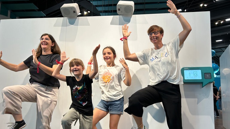 Der perfekte Tag mit SWR1 in der Experimenta in Heilbronn: Andrea, Leni, Lotta und Antje versuchen Tanzschritte und - Figuren nachzumachen, die sie auf einer Leinwand sehen.