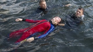 Rettungsübung im Wasser: Nur 43 Prozent trauen sich zu, jemanden vor dem Ertrinken zu retten, sagt die DLRG. Wir klären die wichtigsten Fragen rund um das Thema "Unfälle und Sicherheit beim Baden" und geben euch Tipps, wie ihr euch im Notfall richtig verhaltet.