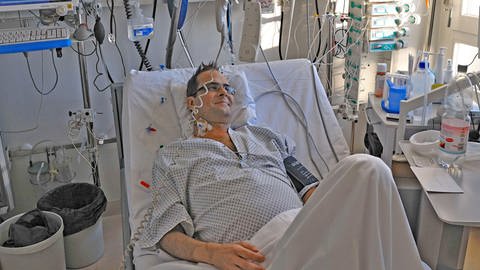 Frank kurz nach der Organ-Transplantation in der Uniklinik Heidelberg. SWR1 Neuanfang: Kris rettet mit einer Organspende ihrem Mann Frank das Leben.