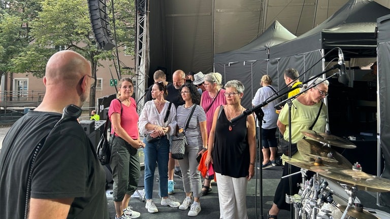 Der perfekte Tag mit SWR1 bei PUR in ULM: Die Gewinner:innen dürfen mit Stagemanager Jens einen Blick hinter die Kulissen und auf die Bühne werfen.