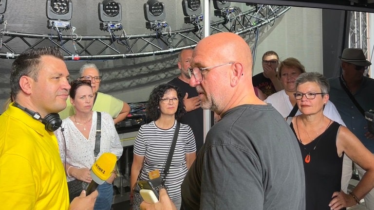 Der perfekte Tag mit SWR1 bei PUR in ULM: Die Gewinner:innen dürfen mit Stagemanager Jens einen Blick hinter die Kulissen und auf die Bühne werfen.