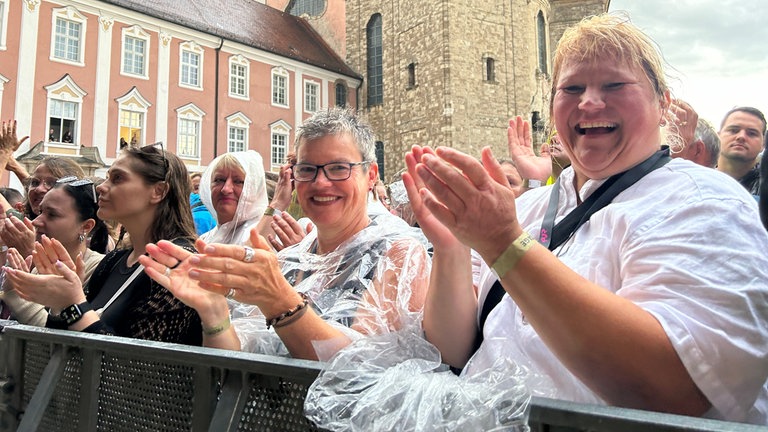 SWR1 Gewinnerinnen beim PUR-Konzert in Ulm in Reihe 1.