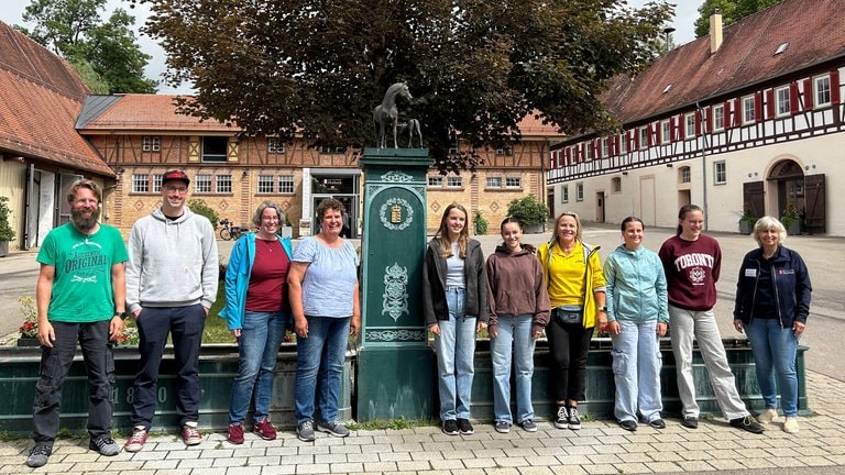 Der perfekte Tag in Marbach: "Pferde pur" auf dem Haupt- und Landgestüt. Im Bild unsere Gewinnergruppe (v.l.n.r.): Joachim, Till, Sabine, Sandra, Joline, Johanna, SWR1 Moderatorin Janet Pollok, Laetitia, Naemi und Gestüts-Mitarbeiterin Andrea.