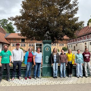 Der perfekte Tag in Marbach: "Pferde pur" auf dem Haupt- und Landgestüt. Im Bild unsere Gewinnergruppe (v.l.n.r.): Joachim, Till, Sabine, Sandra, Joline, Johanna, SWR1 Moderatorin Janet Pollok, Laetitia, Naemi und Gestüts-Mitarbeiterin Andrea.