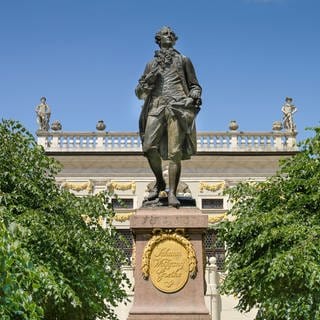 Denkmal von Johann Wolfgang von Goethe auf dem Naschmarkt in Leipzig.