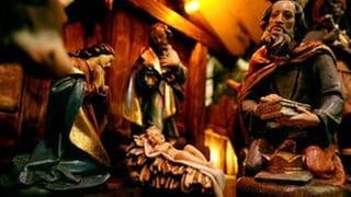 Krippenfiguren: eine geschnitzte Jesusfigur mit Maria, Josef und einer der drei Heiligen Könige. Was darf an Weihnachten nicht fehlen? Natürlich die Weihnachtsgeschichte aus der Bibel. Die lesen wir für euch zu Weihnachten - in einer ganz speziellen SWR1 Version: Das SWR1 Team liest die Dialekt-Version der Weihnachtsgeschichte: auf Monnemerisch, Schwäbisch, Freiburger Alemannisch, Brettemerisch und Oberschwäbisch. 