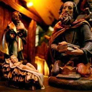 Krippenfiguren: eine geschnitzte Jesusfigur mit Maria, Josef und einer der drei Heiligen Könige. Was darf an Weihnachten nicht fehlen? Natürlich die Weihnachtsgeschichte aus der Bibel. Die lesen wir für euch zu Weihnachten - in einer ganz speziellen SWR1 Version: Das SWR1 Team liest die Dialekt-Version der Weihnachtsgeschichte: auf Monnemerisch, Schwäbisch, Freiburger Alemannisch, Brettemerisch und Oberschwäbisch. 