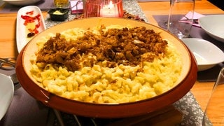 Käsespätzle, Kässpätzle, Käsespatzen? Echte Allgäuer Kässpatz'n sind "Knöpfle" - deshalb heißen sie auch nicht Käsespätzle. Die richtige Käse Kombination und ein kleiner "Geheimtipp" machen sie besonders lecker. SWR1 Moderator Jörg Witzsch, ein waschechter Allgäuer aus Kempten, verrät sein Spezialrezept.