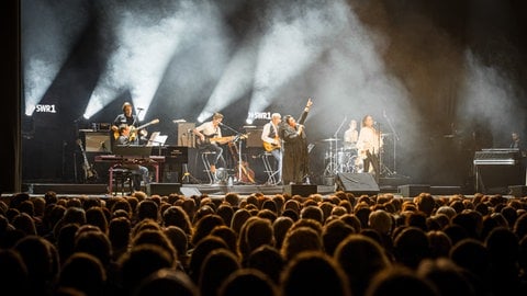 Das Publikum schaut auf die Bühne beim SWR1 Pop und Poesie in Concert 2023 in Ulm