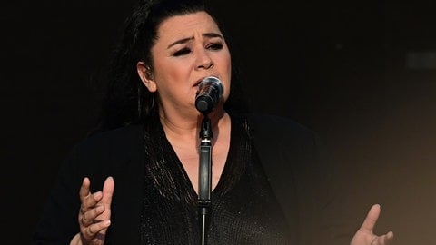 Britta Medeiros vom Ensemble von SWR1 Pop und Poesie auf dem Schlossplatz in Stuttgart im Mai 2023.