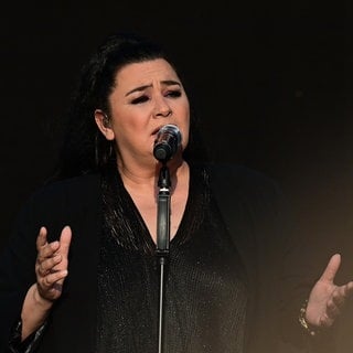 Britta Medeiros vom Ensemble von SWR1 Pop und Poesie auf dem Schlossplatz in Stuttgart im Mai 2023.