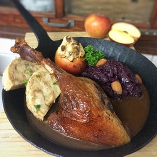 Gänsekeule mit Rotkohl und Bratapfel