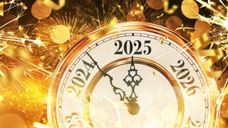 Eine goldene Vintage-Uhr umgeben von Konfetti, Lichtern, Feuerwerk und Funken. Die Zeiger stehen auf kurz vor Neujahr 2025.